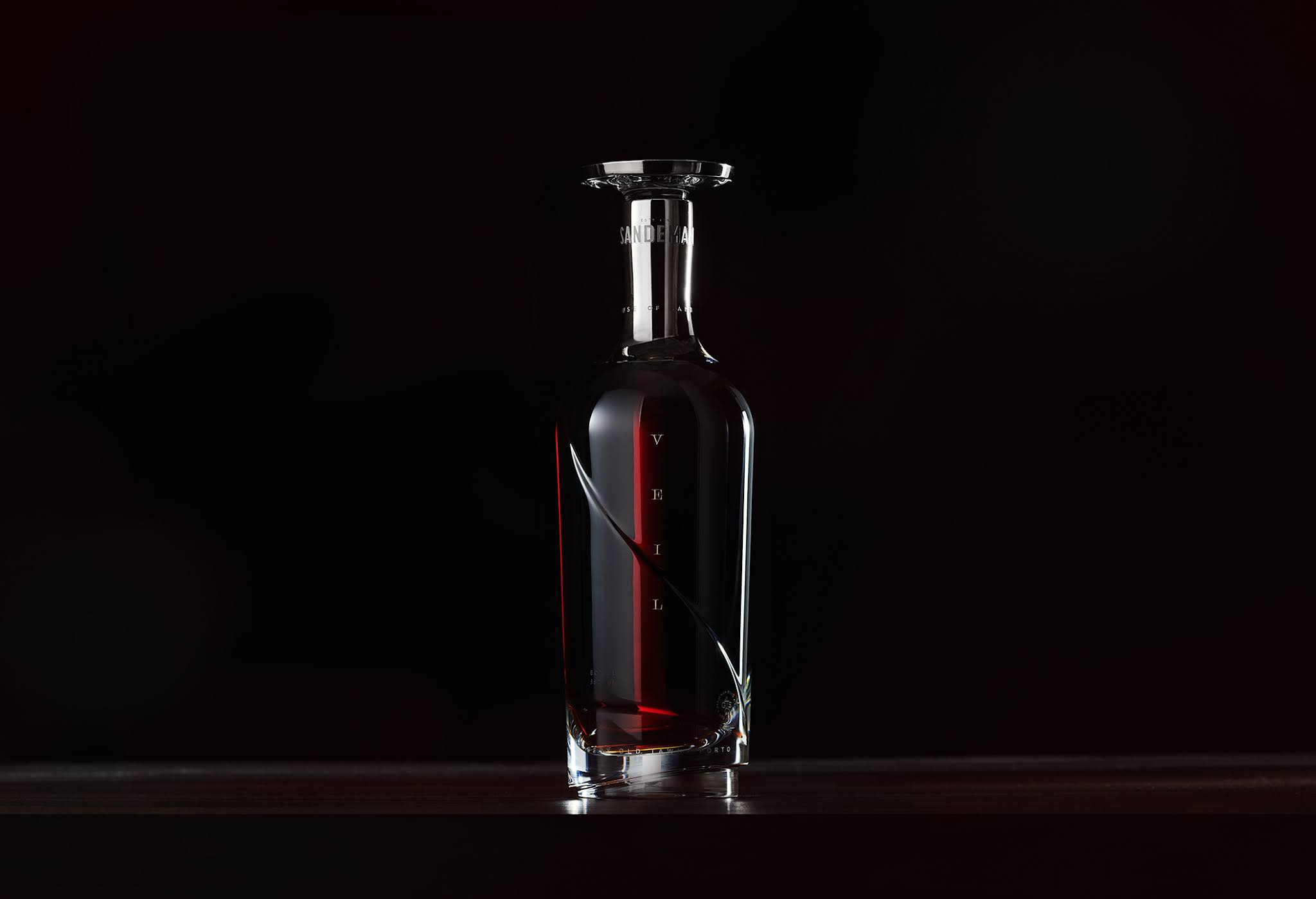 紫檀木水晶瓶的葡萄酒包装非常奢华(图2)