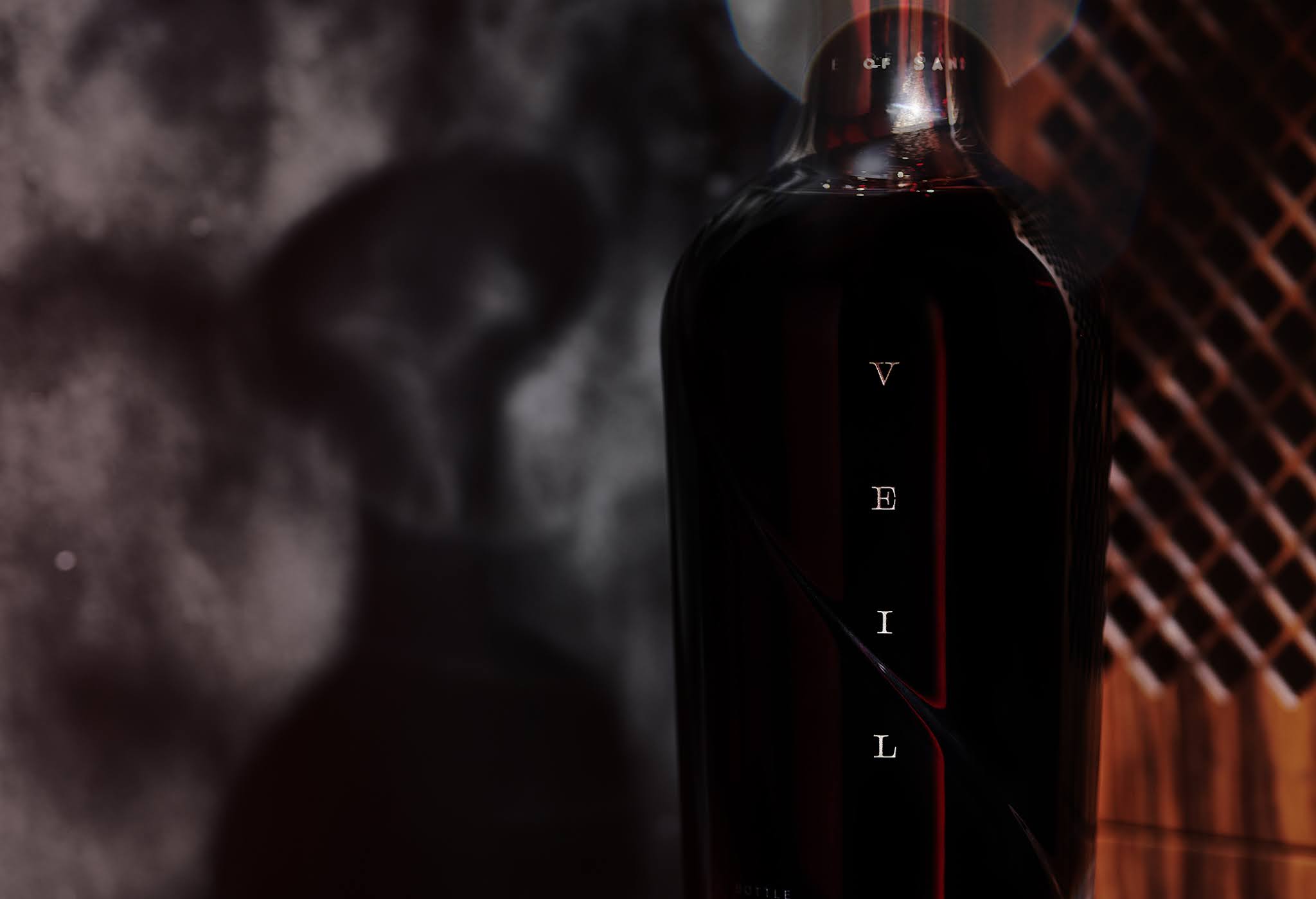 紫檀木水晶瓶的葡萄酒包装非常奢华(图11)