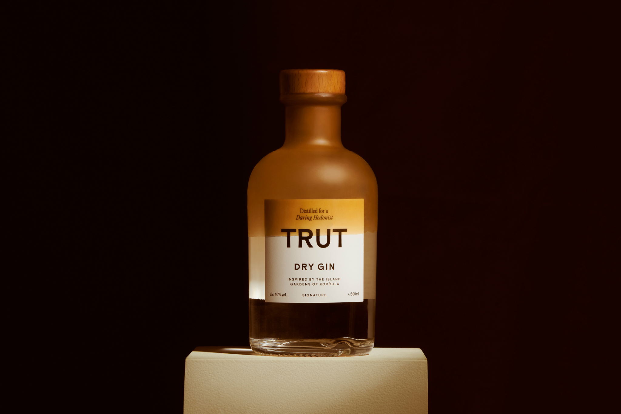 TRUT酒包装，迷人的酒瓶专注于每一个设计细节(图1)