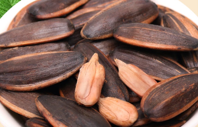 疆北大叔零食 疆北大叔品牌logo与食品包装设计欣赏(图2)